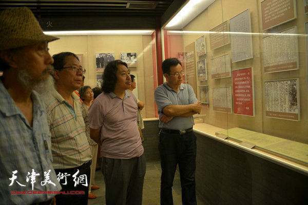 天津画院画家来到“红旗谱纪念馆”。图为贾广健、张桂元、陈英杰、刘栋