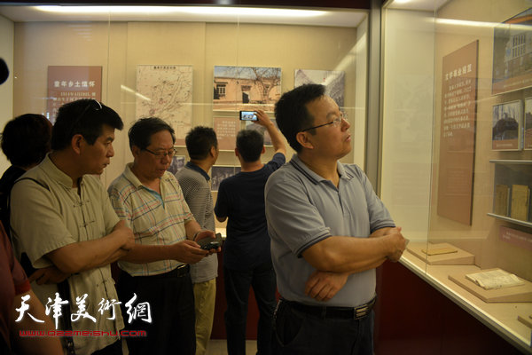 天津画院画家来到“红旗谱纪念馆”。图为张桂元、范扬、陈英杰。