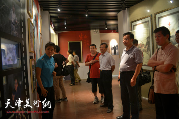 天津画院画家来到“红旗谱纪念馆”。图为刘宝迎、张桂元、范扬、王卫平。