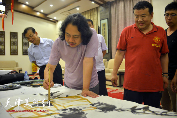 天津画院画家在宁河进行主题创作。图为贾广健。