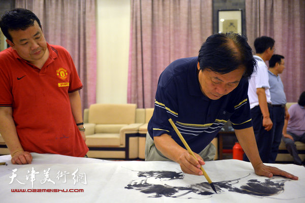 天津画院画家在宁河进行主题创作。图为王峰、王卫平。