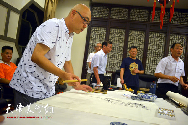 天津画院画家在宁河进行主题创作。图为高博。