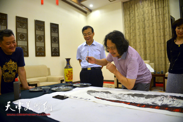 天津画院画家在宁河进行主题创作。图为贾广健。