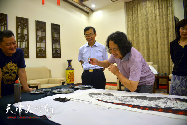 天津画院画家在宁河进行主题创作。图为贾广健。