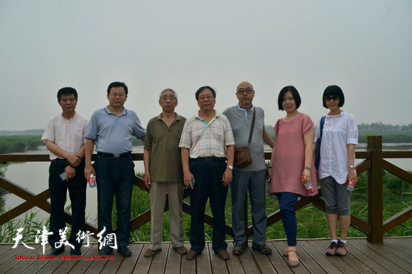 天津画院画家到七里海采风。图为左起：范扬、张桂元、王振锁、陈英杰、高博、任欢、李文慧。
