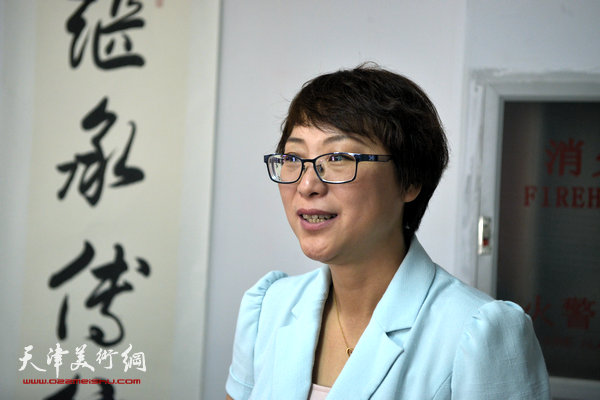 天津硬笔书法考试培训河北区分中心挂牌，图为天津市红星路小学校长刘伟。