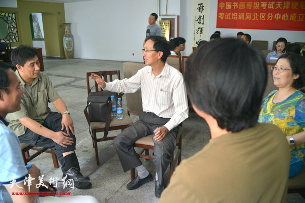 天津硬笔书法考试培训河北区分中心挂牌，图为分组讨论现场。