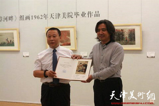中国美术馆馆长吴为山向吕大江颁发证书。