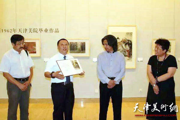中国美术馆馆长吴为山向吕大江颁发证书。