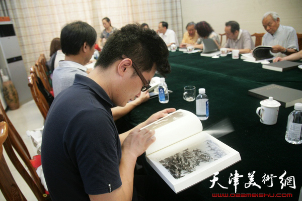 “首届天津市美术家协会山水画专业委员会山水画展览”媒体沟通会在天津美术网举行，图为现场。