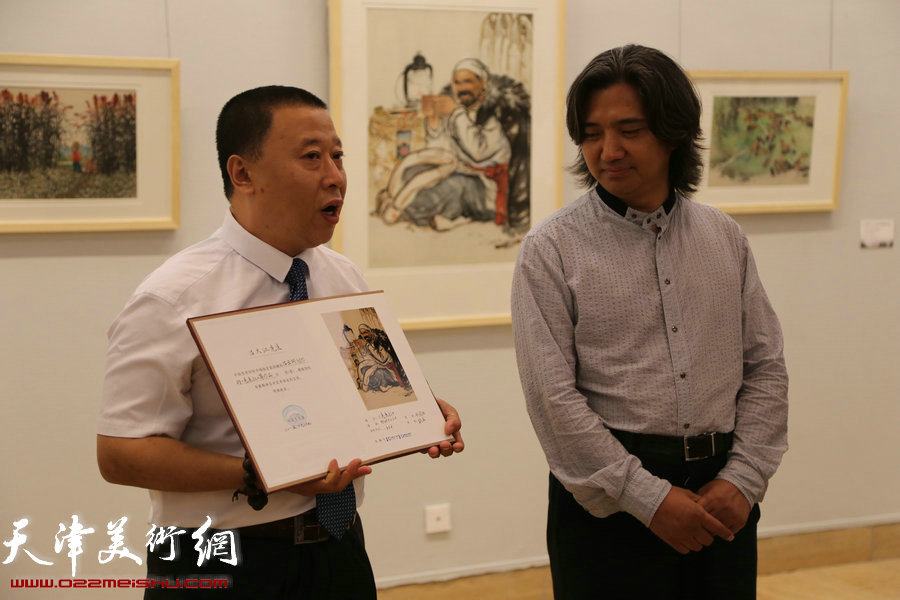 “太行浩气——吕云所中国画展”捐赠仪式在中国美术馆举行，图为