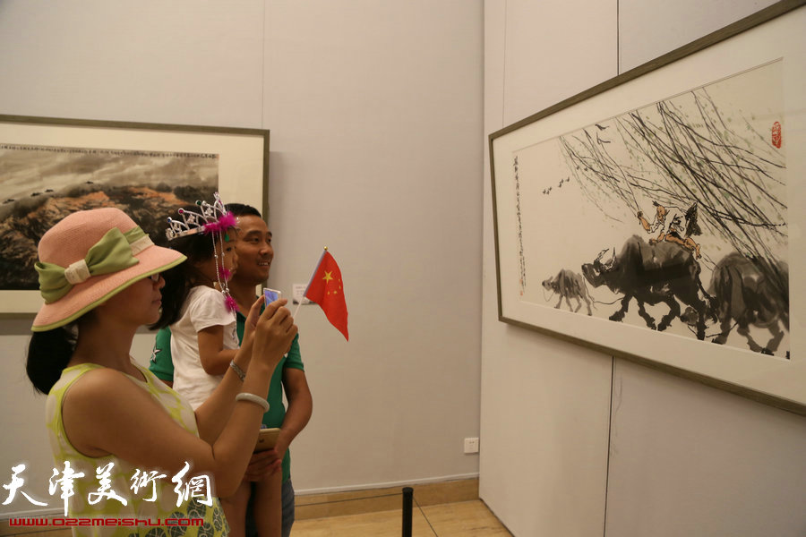 “太行浩气——吕云所中国画展”捐赠仪式在中国美术馆举行，图为