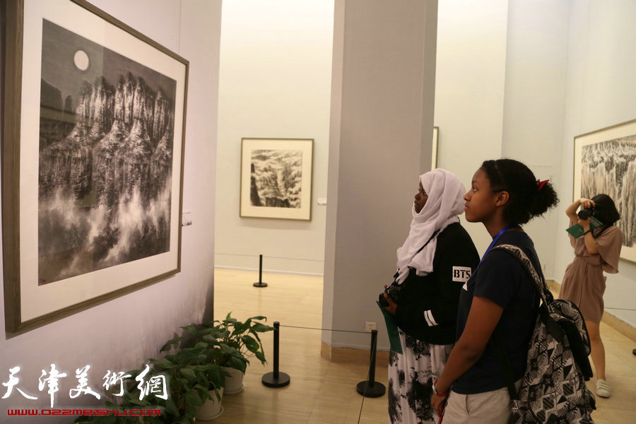 “太行浩气——吕云所中国画展”捐赠仪式在中国美术馆举行，图为