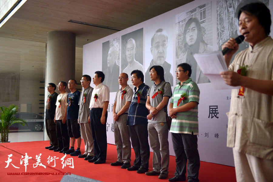 京津画家联展在天津美术馆举行，图为