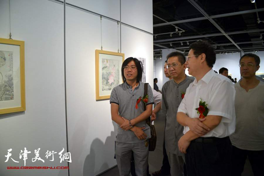 京津画家联展在天津美术馆举行，图为