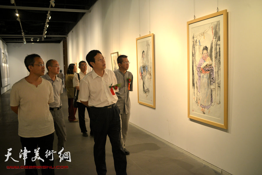 京津画家联展在天津美术馆举行，图为