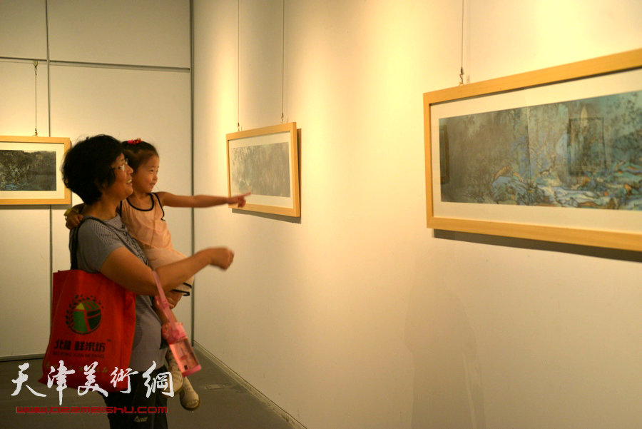 京津画家联展在天津美术馆举行，图为展览现场。