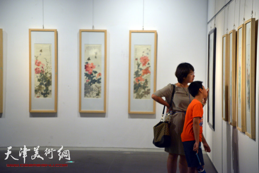 京津画家联展在天津美术馆举行，图为展览现场。