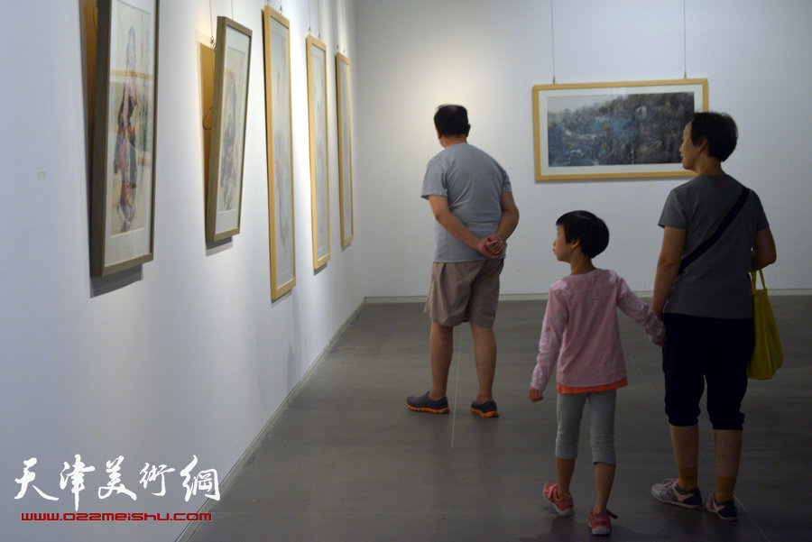 京津画家联展在天津美术馆举行，图为展览现场。