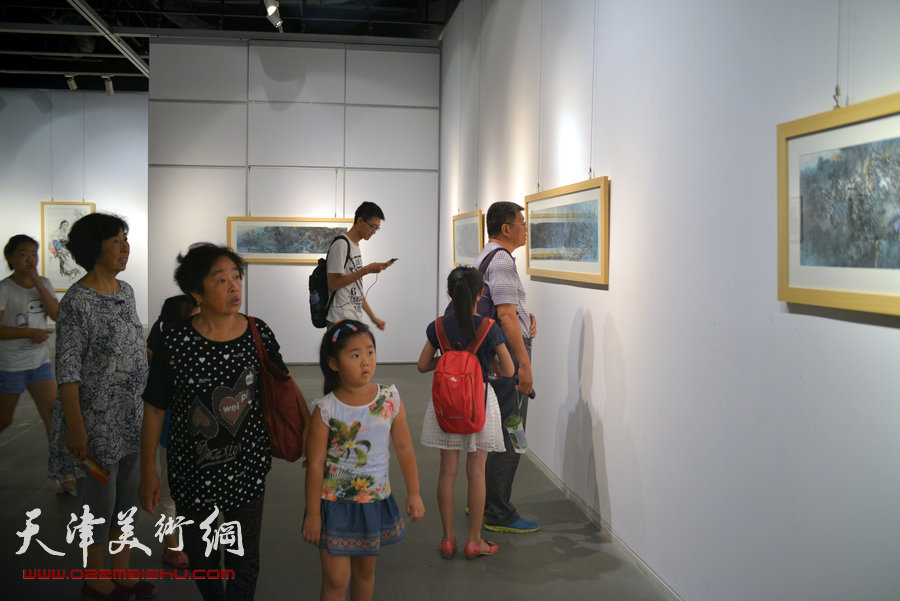京津画家联展在天津美术馆举行，图为展览现场。
