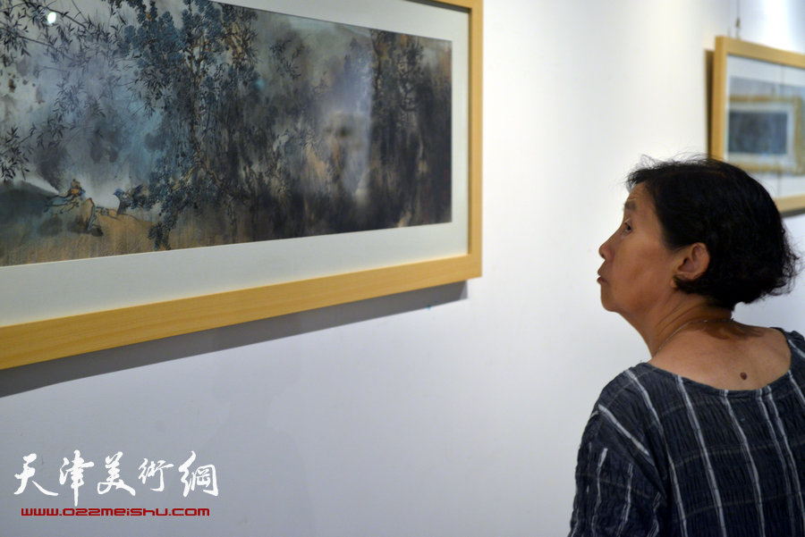 京津画家联展在天津美术馆举行，图为展览现场。