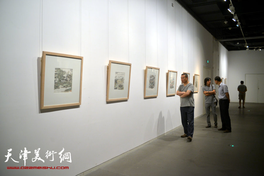 京津画家联展在天津美术馆举行，图为展览现场。