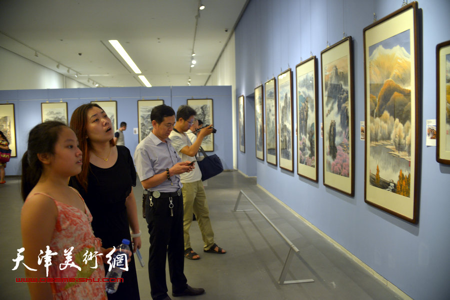 首届天津市美术家协会山水画专业委员会山水画展览在天津美术馆开幕，图为展览现场。