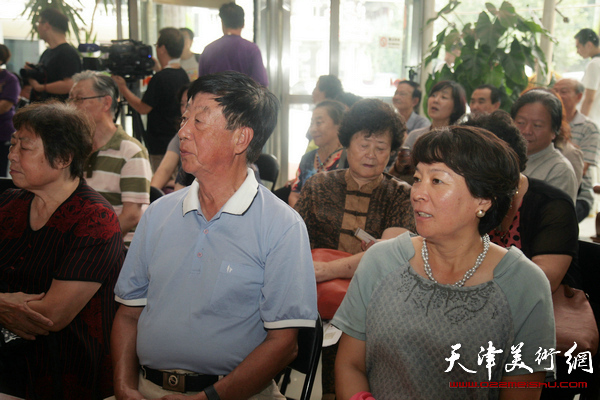 天津体育之光书画院举行庆祝成立一周年活动，图为