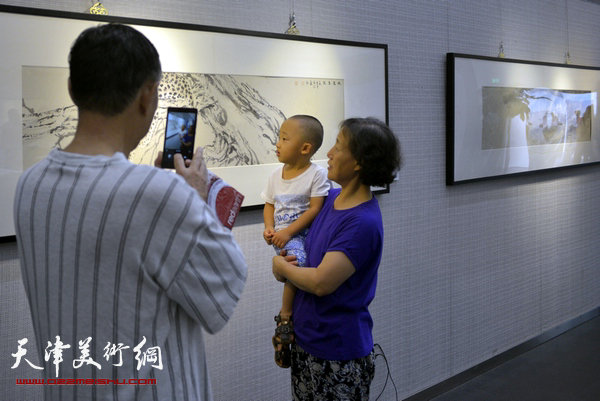 悦可妙心—张建永中国画小品展在天津图书馆开展，图为展览现场。