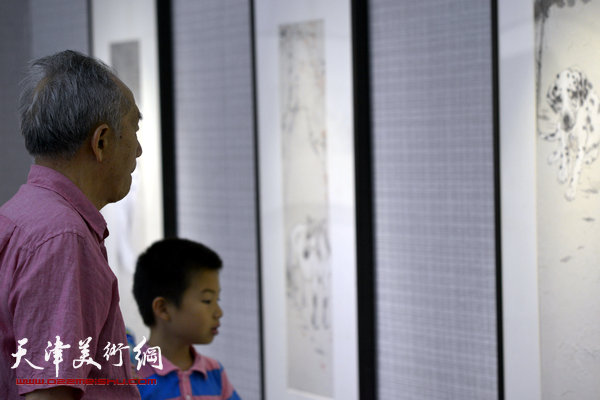 悦可妙心—张建永中国画小品展在天津图书馆开展，图为展览现场。