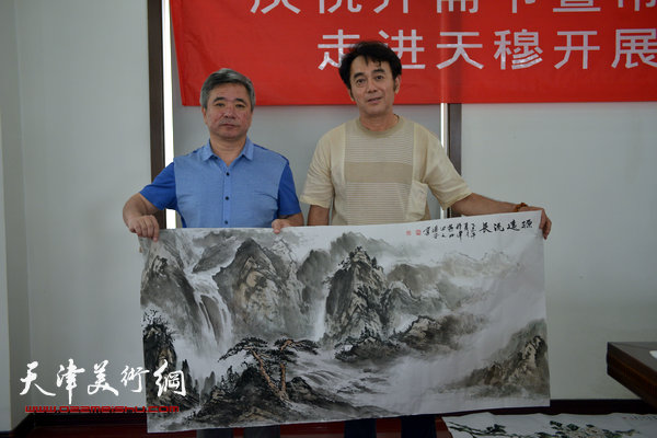 天津部分回族书画家走进天穆村开展书画联谊活动。