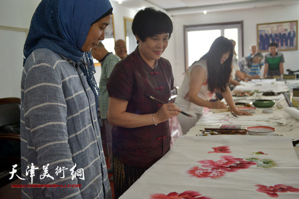 天津部分回族书画家走进天穆村开展书画联谊活动。