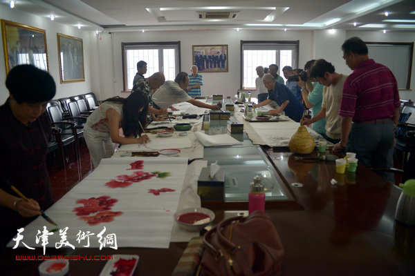 天津部分回族书画家走进天穆村开展书画联谊活动。