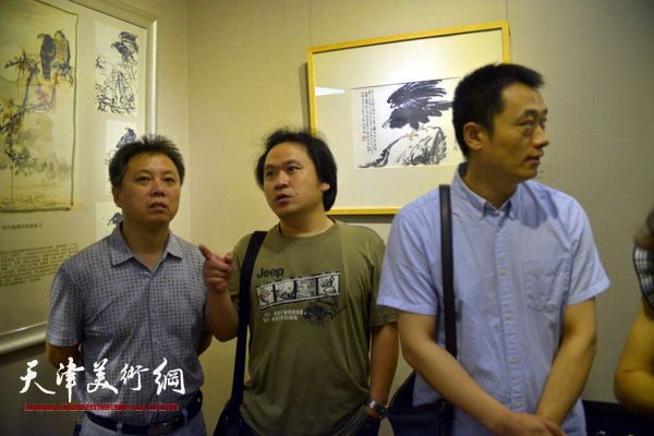 左起：杨建军、霍岩、周午生在观看展品。