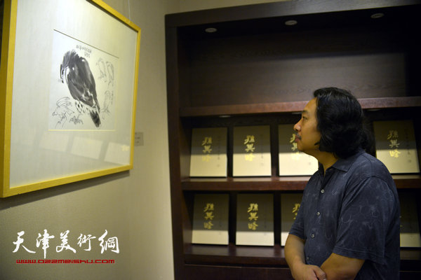 贾广健在观看展品。