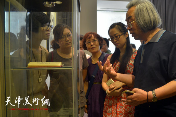 霍春阳在展览现场向美术爱好者介绍孙其峰书画艺术。
