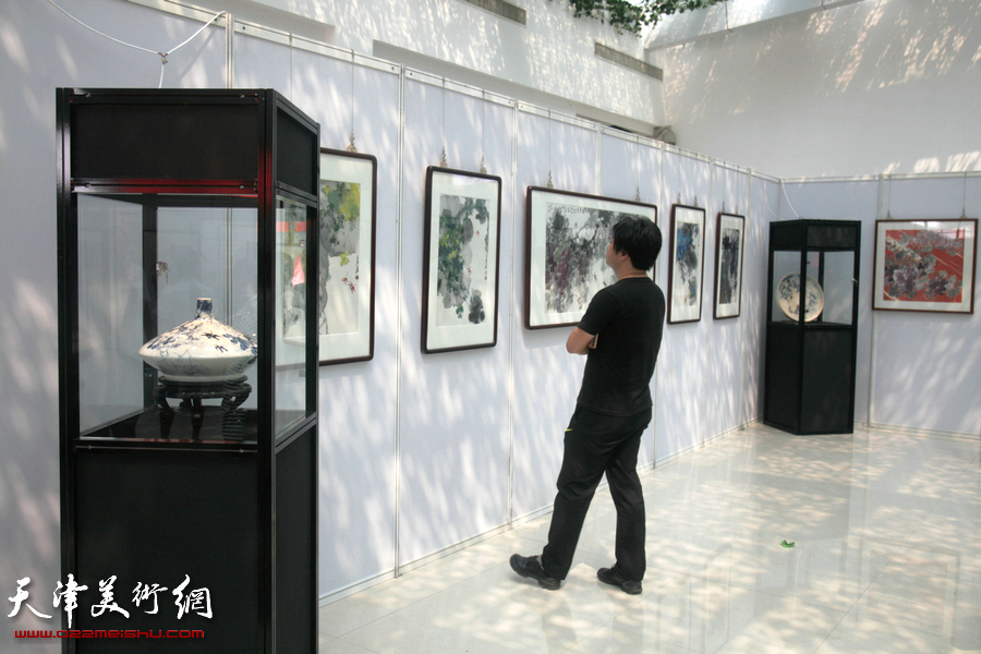 王其华葡萄书画艺术作品展览现场。