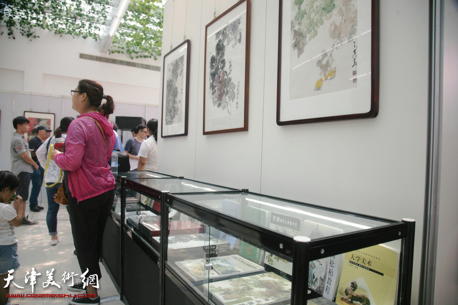 王其华葡萄书画艺术作品展览现场。
