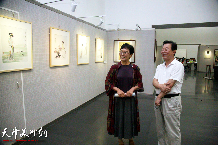 “五彩贝中国画展”在天津图书馆开展。