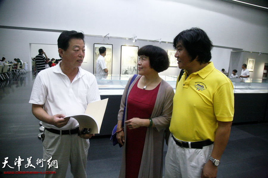“五彩贝中国画展”在天津图书馆开展。