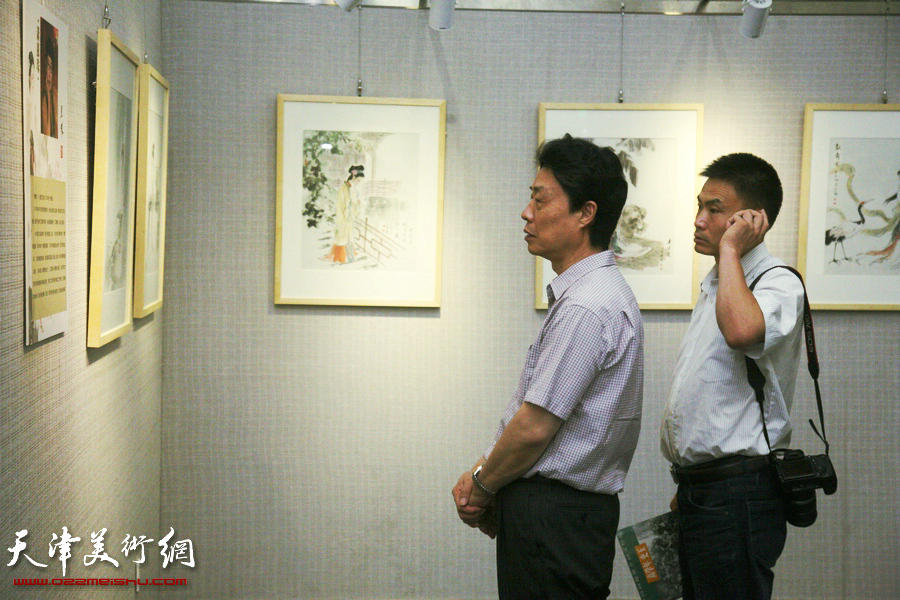 “五彩贝中国画展”在天津图书馆开展，图为展览现场。