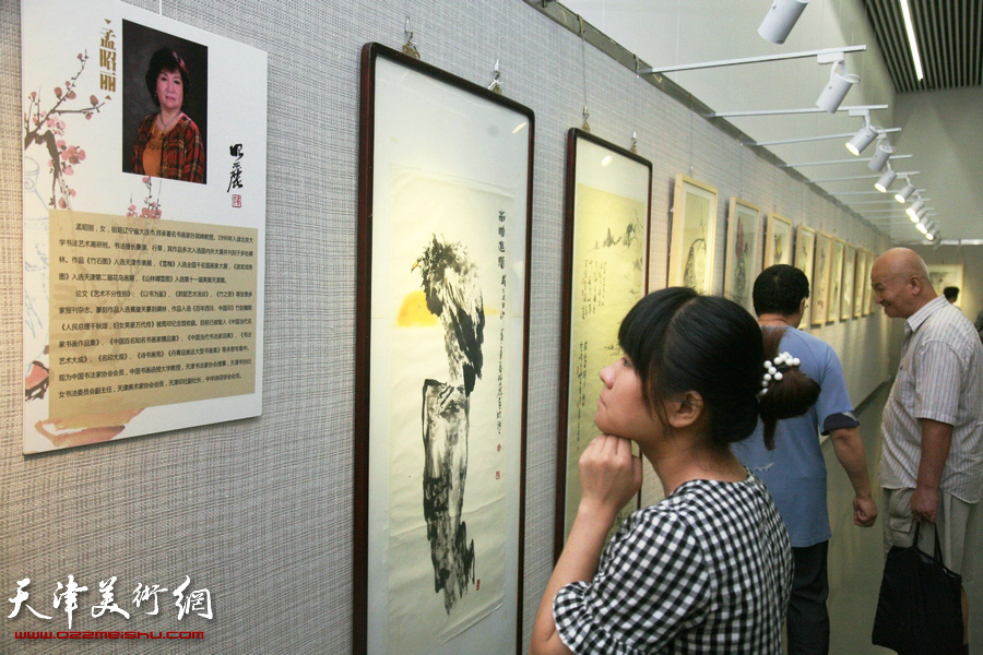 “五彩贝中国画展”在天津图书馆开展，图为展览现场。