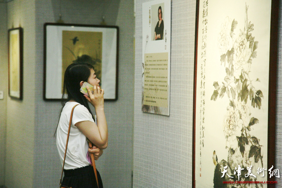 “五彩贝中国画展”在天津图书馆开展，图为展览现场。
