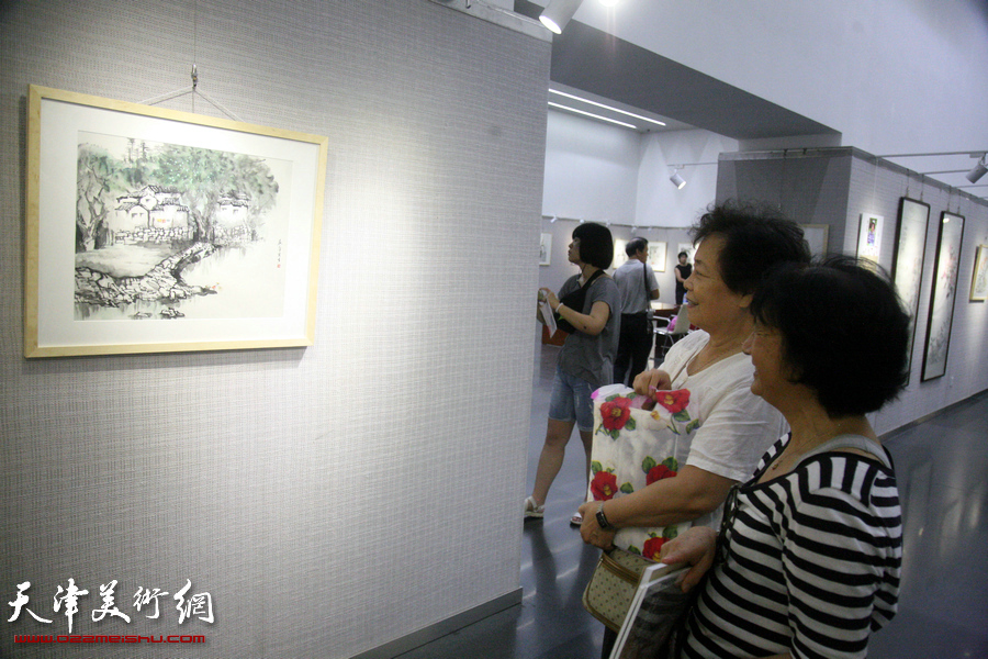 “五彩贝中国画展”在天津图书馆开展，图为展览现场。