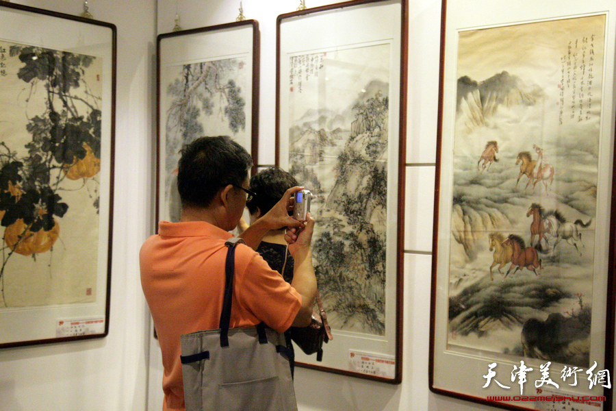 胜兵如歌—全国百家书画作品展7月31日在天津日报美术馆开幕，图为展览现场。