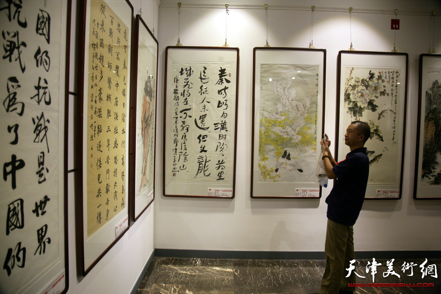 胜兵如歌—全国百家书画作品展7月31日在天津日报美术馆开幕，图为展览现场。