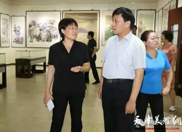 宝坻区副区长芮永玲参观书画院即将展出的书画作品