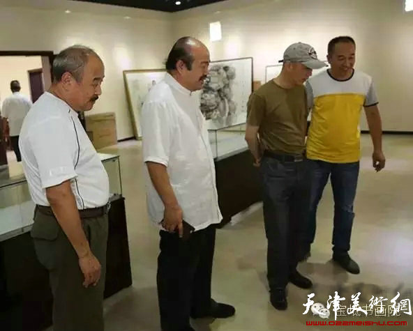 方政和、刘铁泉参观书画院即将展出的书画作品 
