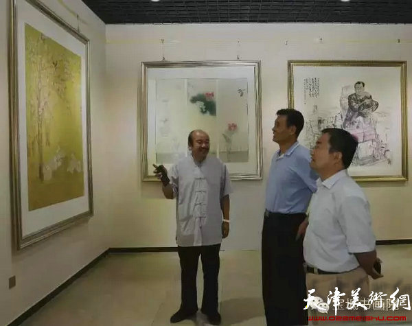 于起龙将军参观即将展出的书画作品