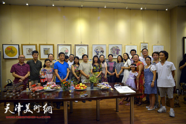 图为李耀春与部分参展画家在展览现场。